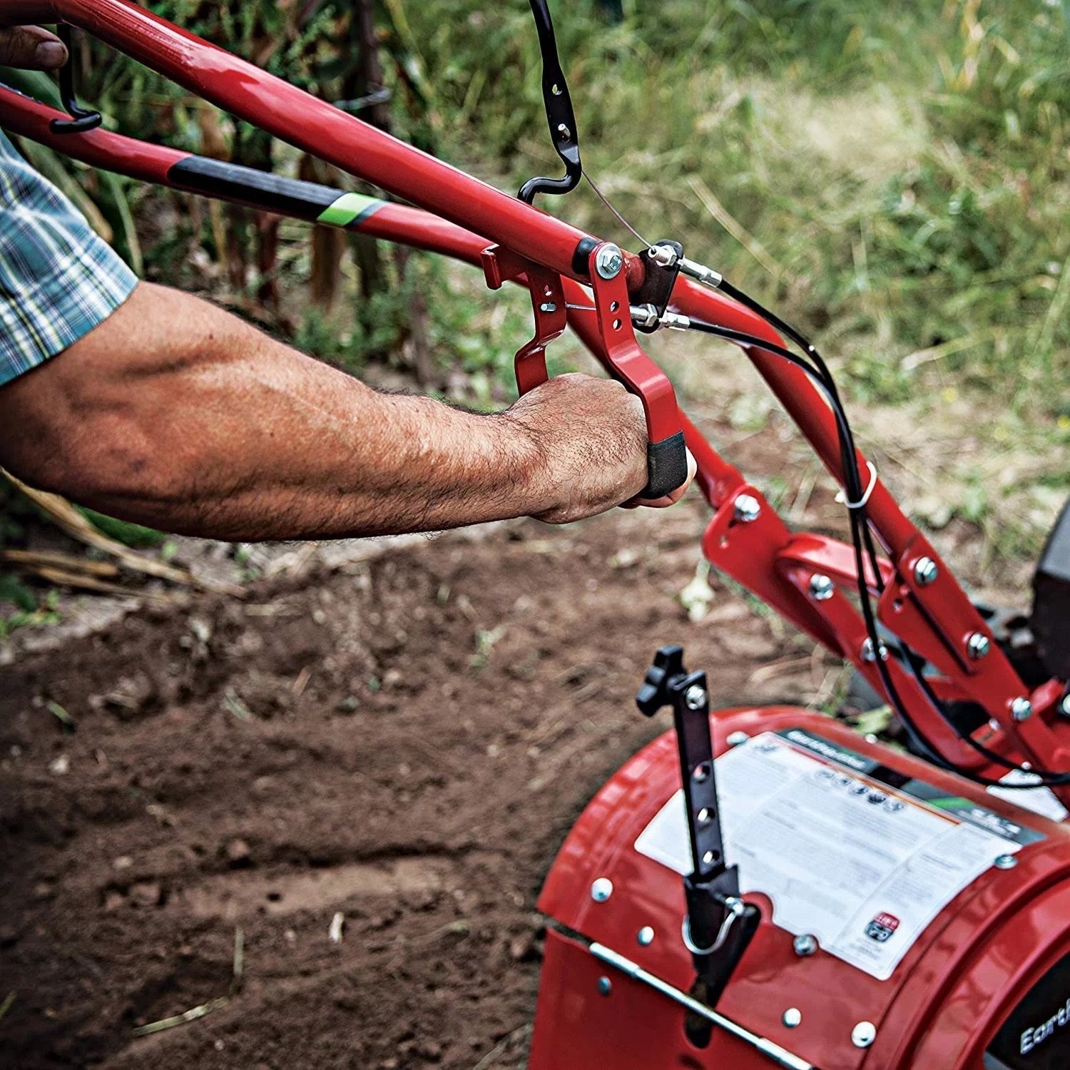 VIRLALA Earthquake 33970 Victory rear tine tiller with 212cc 4-cycle Viper engine, designed for tilling and cultivating soil.